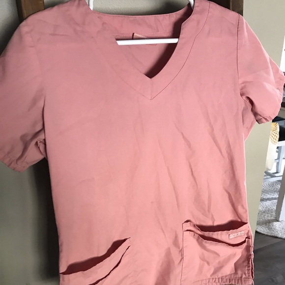 💜4/$10 3/$8 Pink scrub top - Picture 1 of 2